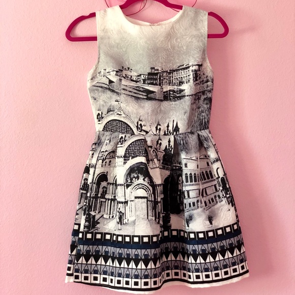 Cute & Elegant mini dress 👗 - Picture 3 of 3